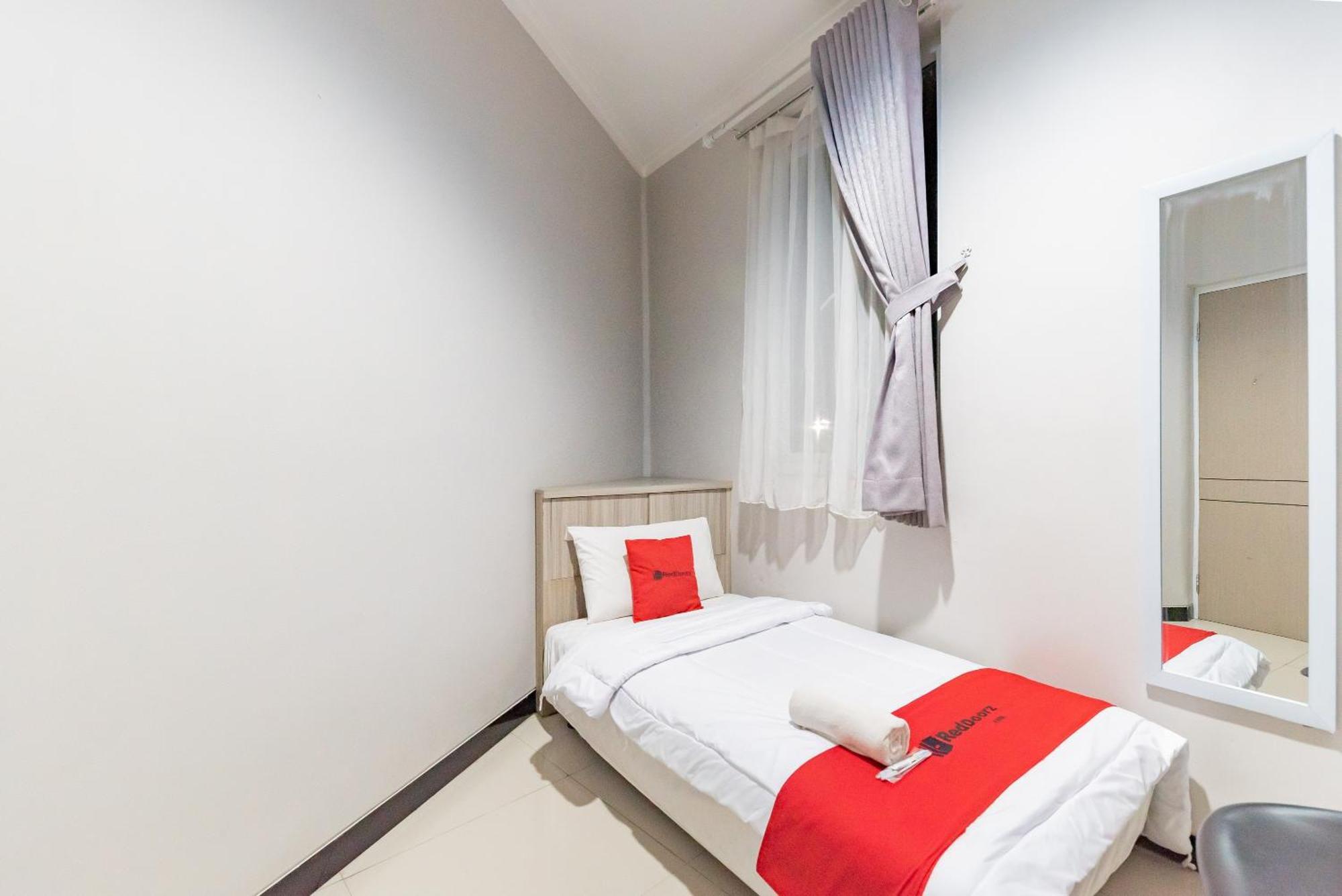 Reddoorz Near Botani Square Mall Богор Экстерьер фото