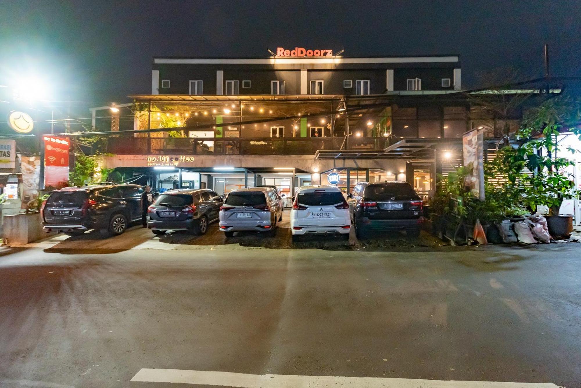 Reddoorz Near Botani Square Mall Богор Экстерьер фото
